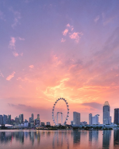 Ferris wheel in Singapore during the evening.